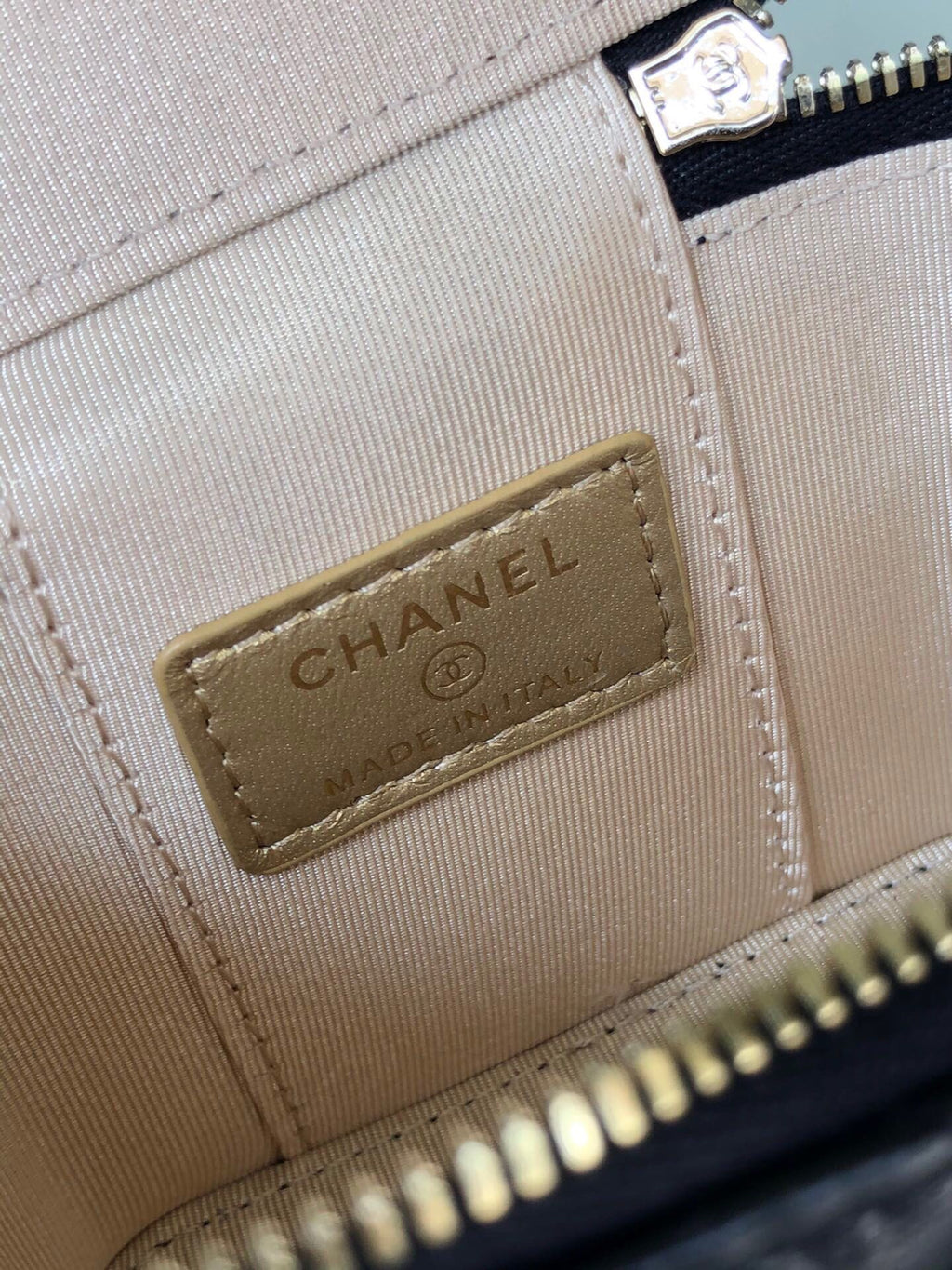 CC MINI 11 Kosmetikkette aus schwarzem Kalbsleder mit goldenen Beschlägen