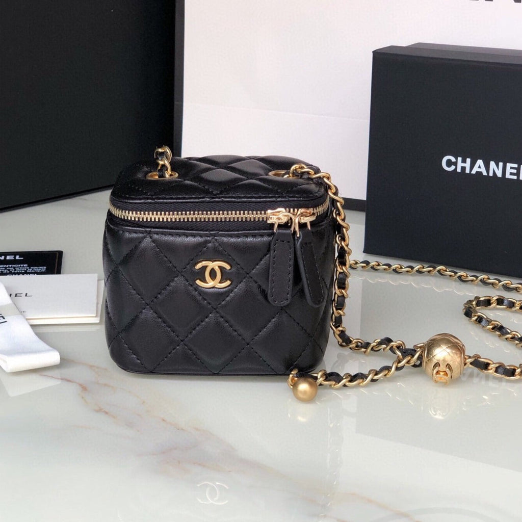 CC MINI 11 Kosmetikkette aus schwarzem Kalbsleder mit goldenen Beschlägen