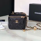 CC MINI 11 Kosmetikkette aus schwarzem Kalbsleder mit goldenen Beschlägen