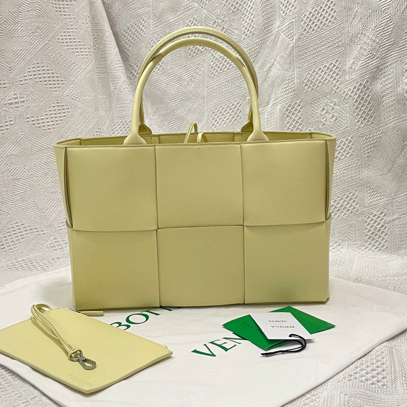 KLEINE ARCO-TASCHE 30 IN HELLGELBEM LAMMLEDER