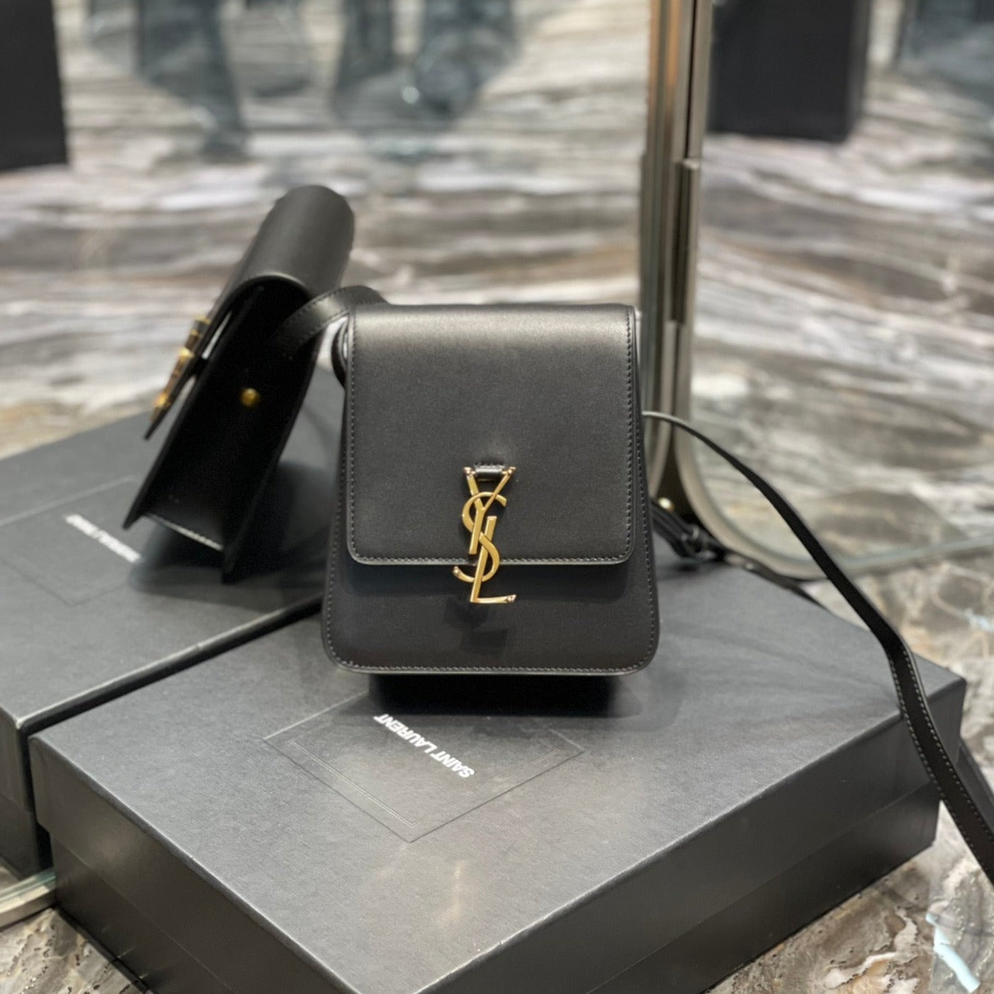 KAIA 18 HANDTASCHE AUS SCHWARZEM KALBSLEDER