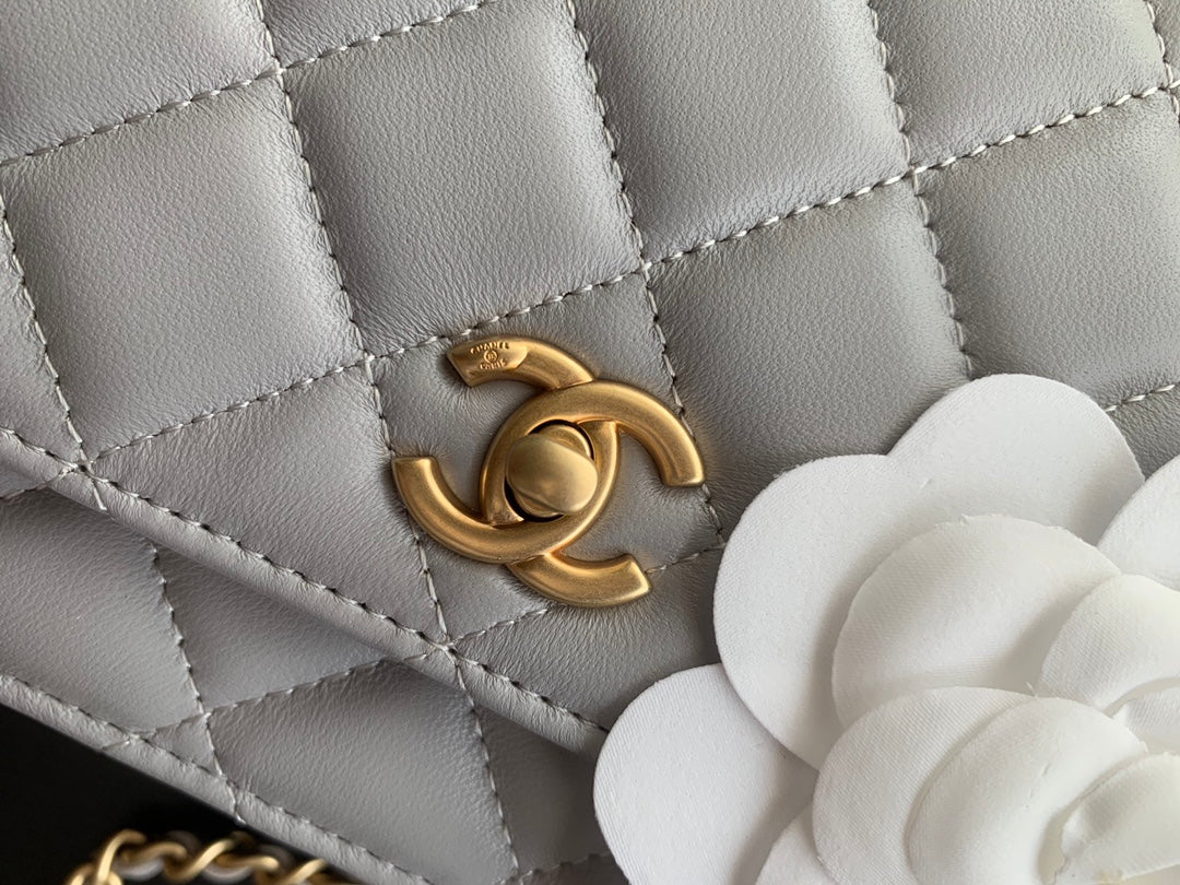 KLASSISCHE WOC 19CM WEISSES LAMMLEDER GOLDENE BESCHLÄGE