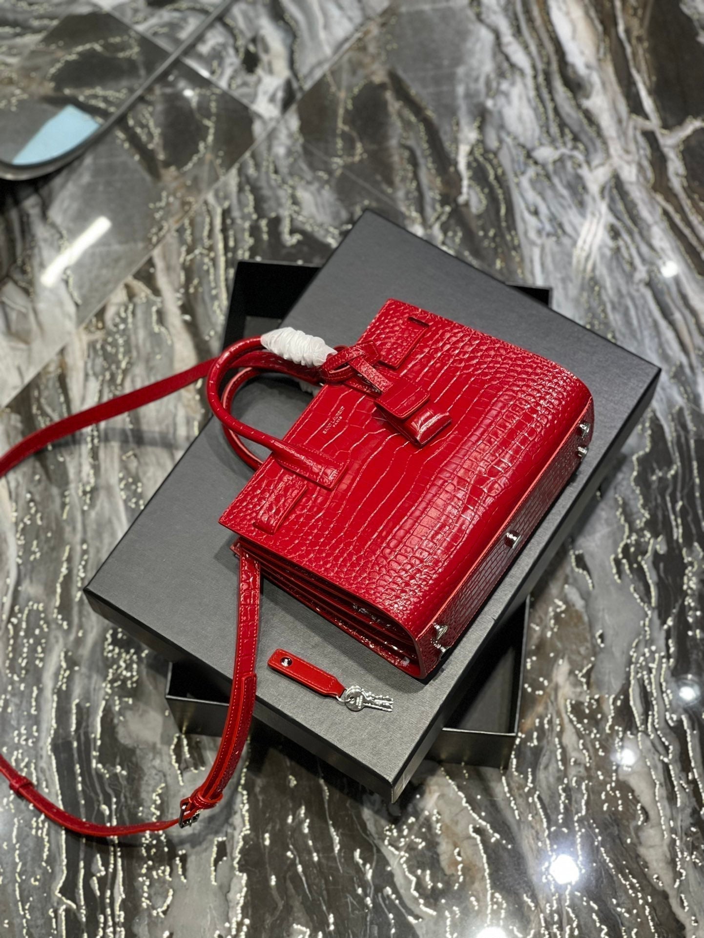 SAC DE JOUR NANO 22 ROTES KALBSLEDER GOLDENE BESCHLÄGE