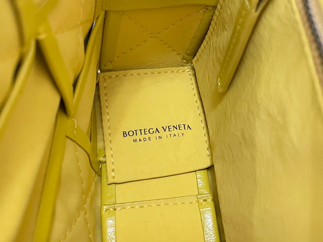 KLEINE KASSETTE 23 IN KANARIGELBES KALBSLEDER