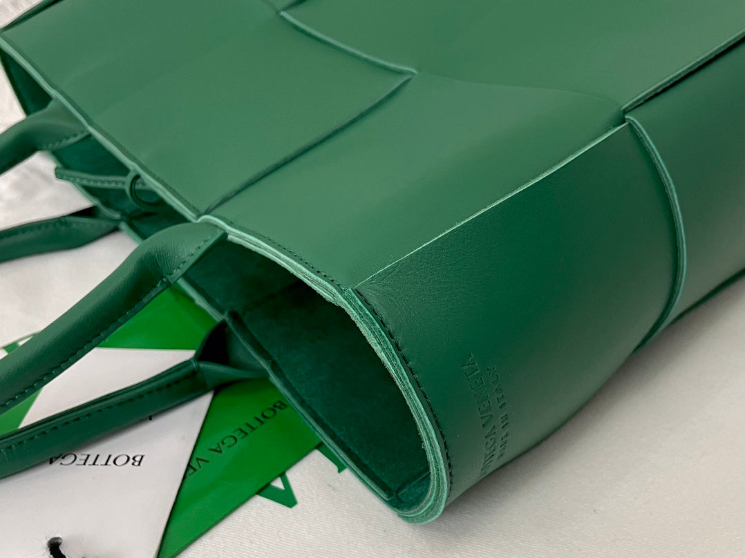 Kleine Arco Tragetasche, 30 Zoll, grünes Erbsen-Lammfell