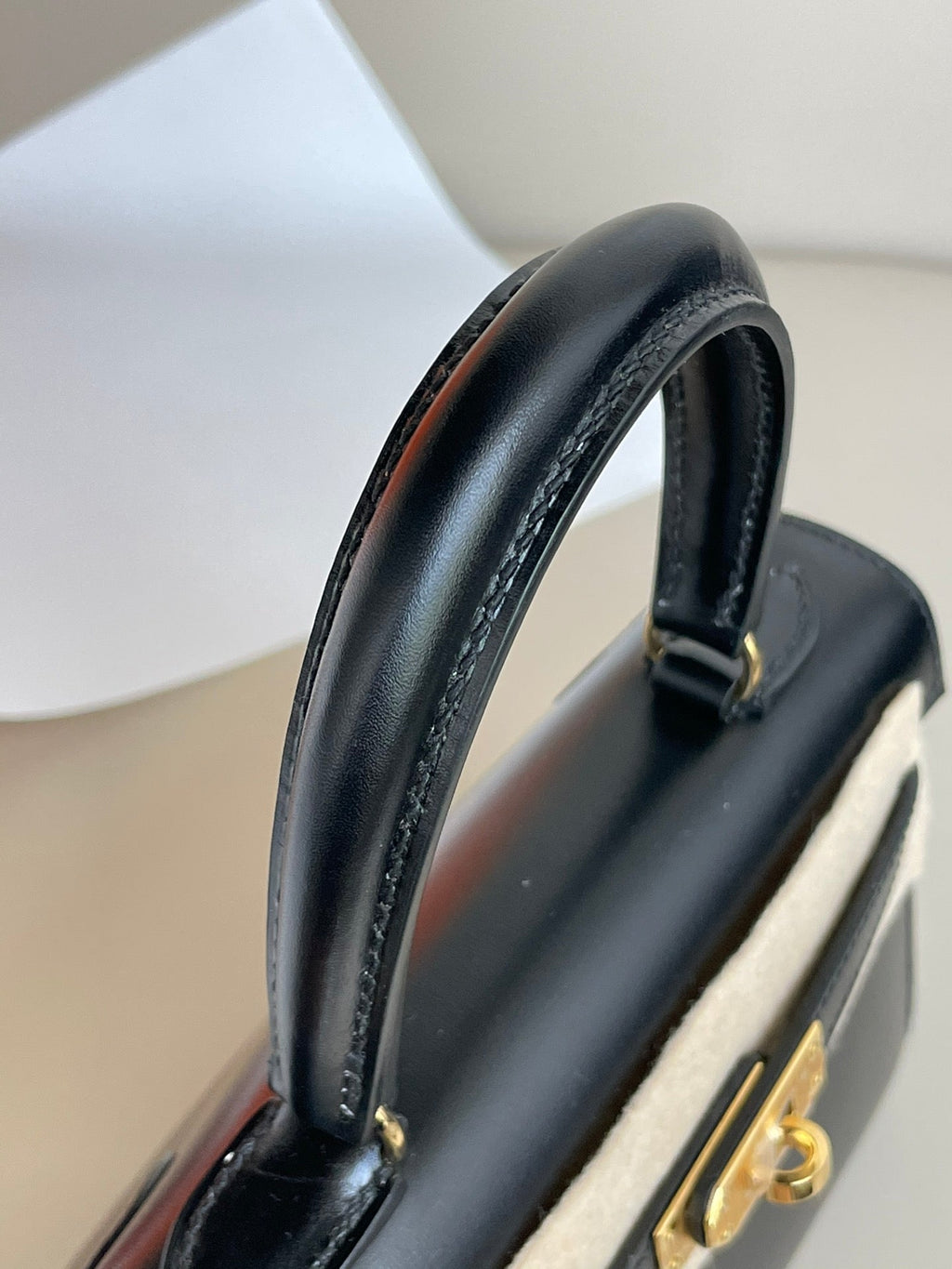 KELLY MINI 20 TASCHE AUS SCHWARZEM GLATTEM KALBSLEDER MIT GOLDENEN BESCHLÄGEN (AUF BESTELLUNG GEFERTIGT)