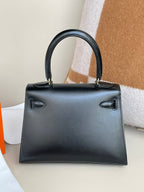 KELLY MINI 20 TASCHE AUS SCHWARZEM GLATTEM KALBSLEDER MIT GOLDENEN BESCHLÄGEN (AUF BESTELLUNG GEFERTIGT)