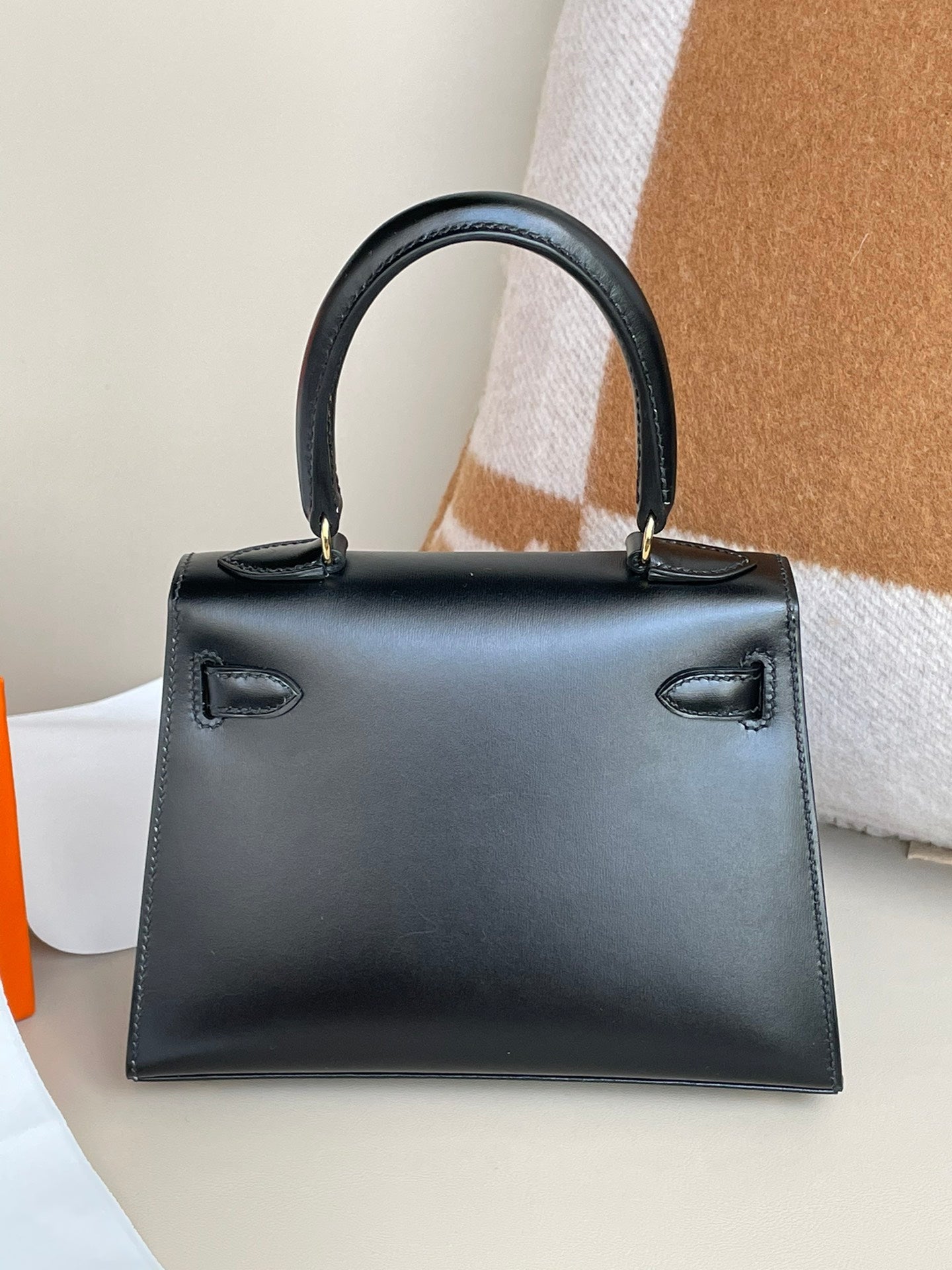 KELLY MINI 20 TASCHE AUS SCHWARZEM GLATTEM KALBSLEDER MIT GOLDENEN BESCHLÄGEN (AUF BESTELLUNG GEFERTIGT)