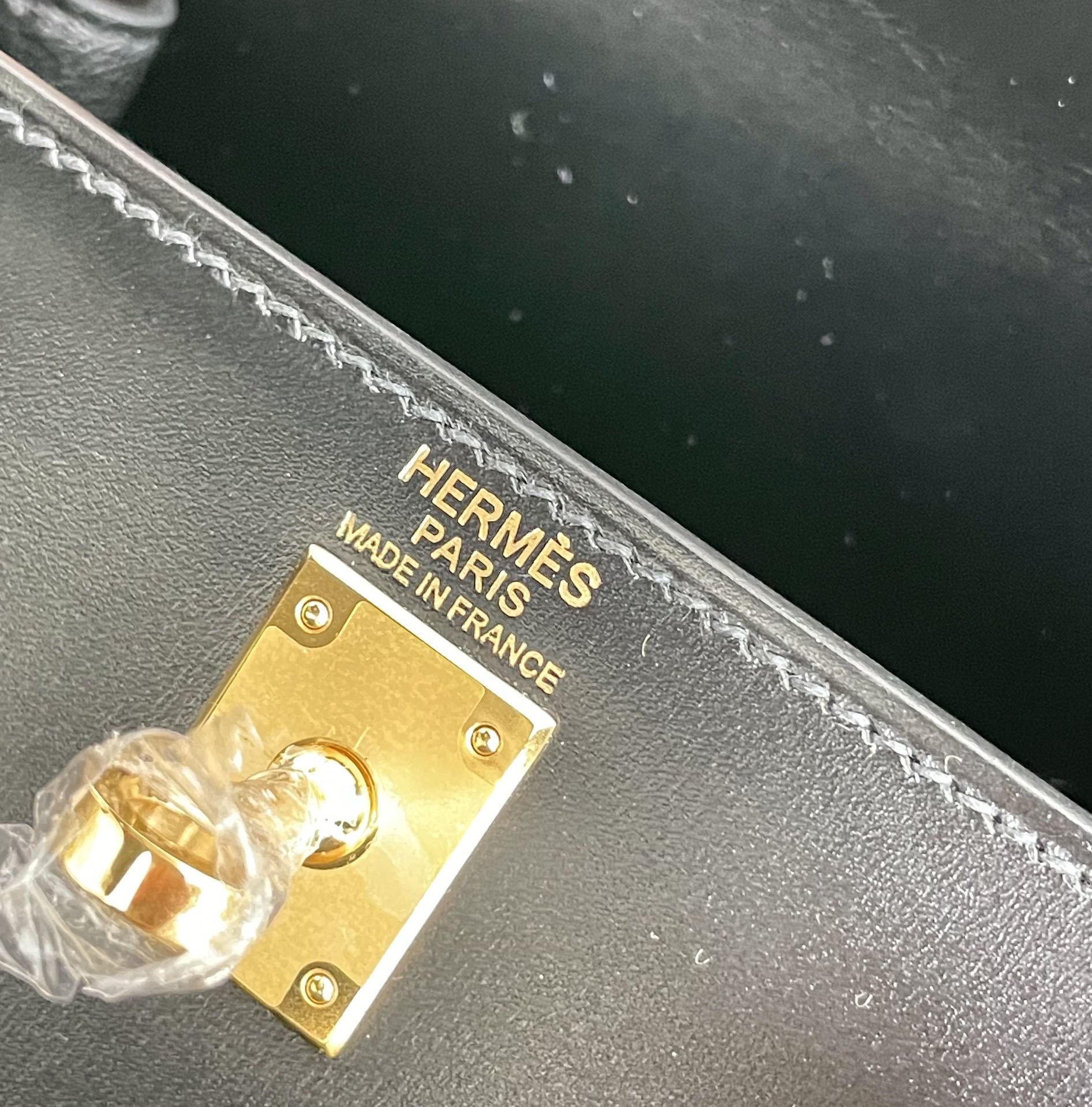 KELLY MINI 20 TASCHE AUS SCHWARZEM GLATTEM KALBSLEDER MIT GOLDENEN BESCHLÄGEN (AUF BESTELLUNG GEFERTIGT)