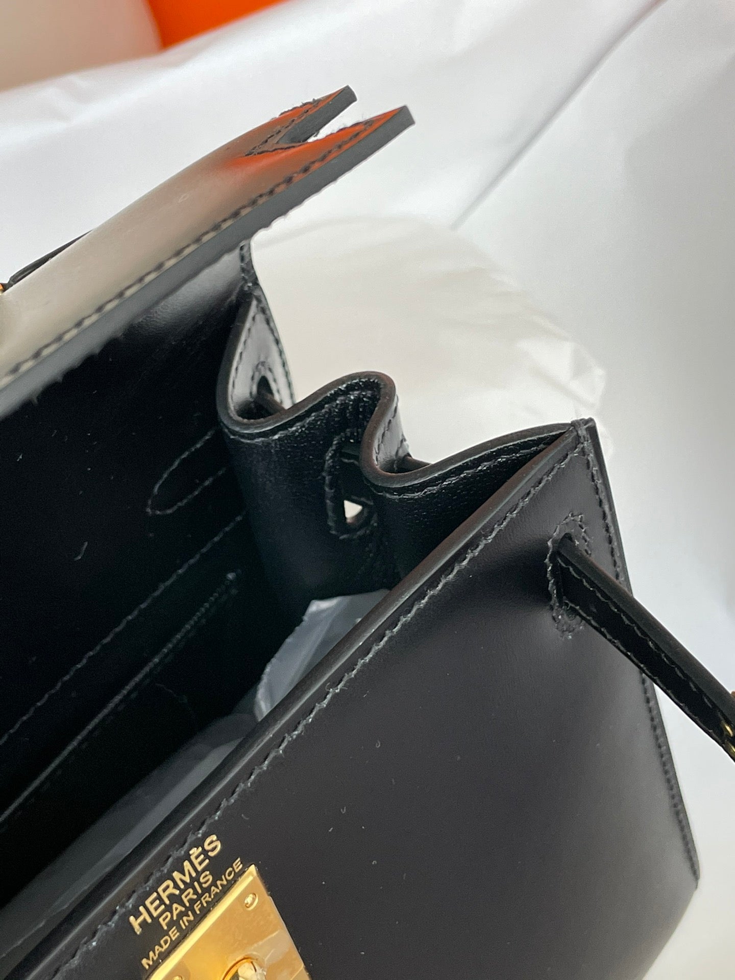 KELLY MINI 20 TASCHE AUS SCHWARZEM GLATTEM KALBSLEDER MIT GOLDENEN BESCHLÄGEN (AUF BESTELLUNG GEFERTIGT)