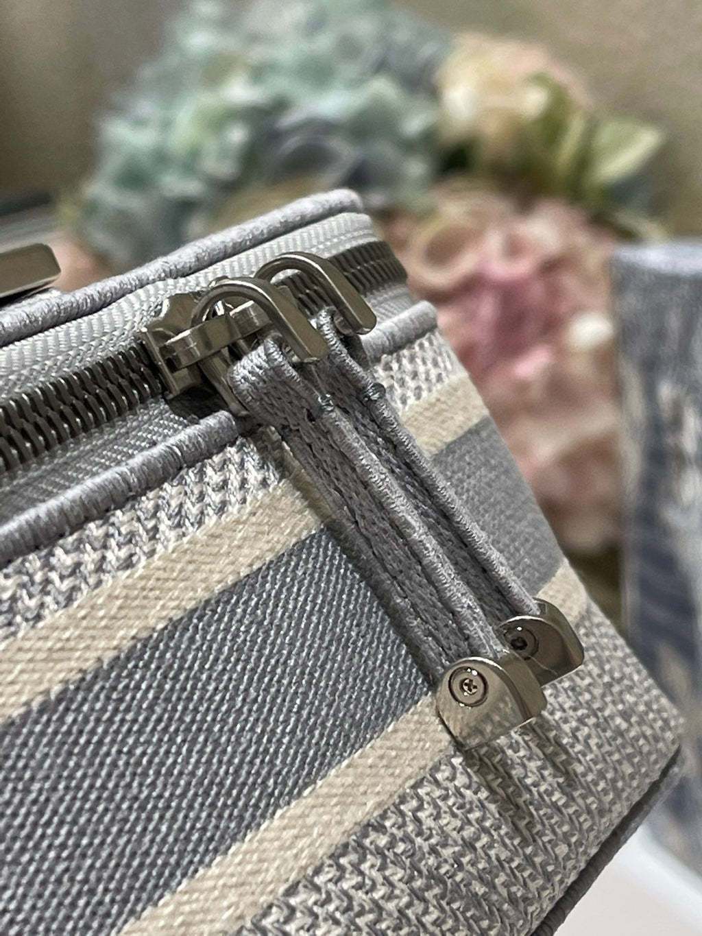 Kleiner 24-Zoll-Kosmetikkoffer in hellgrauem Monogram-Schrägjacquard