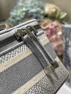 Kleiner 24-Zoll-Kosmetikkoffer in hellgrauem Monogram-Schrägjacquard