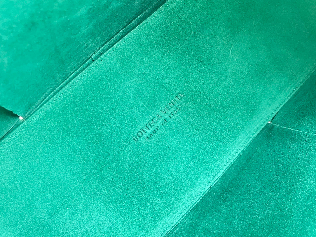 ARCO TOTE 36 AUS KAITOKE-GRÜNEM KALBSLEDER