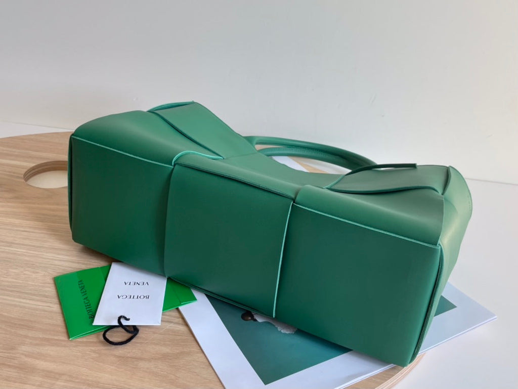 ARCO TOTE 36 AUS KAITOKE-GRÜNEM KALBSLEDER