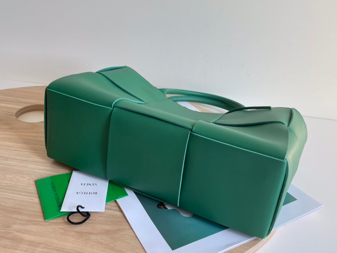 ARCO TOTE 36 AUS KAITOKE-GRÜNEM KALBSLEDER