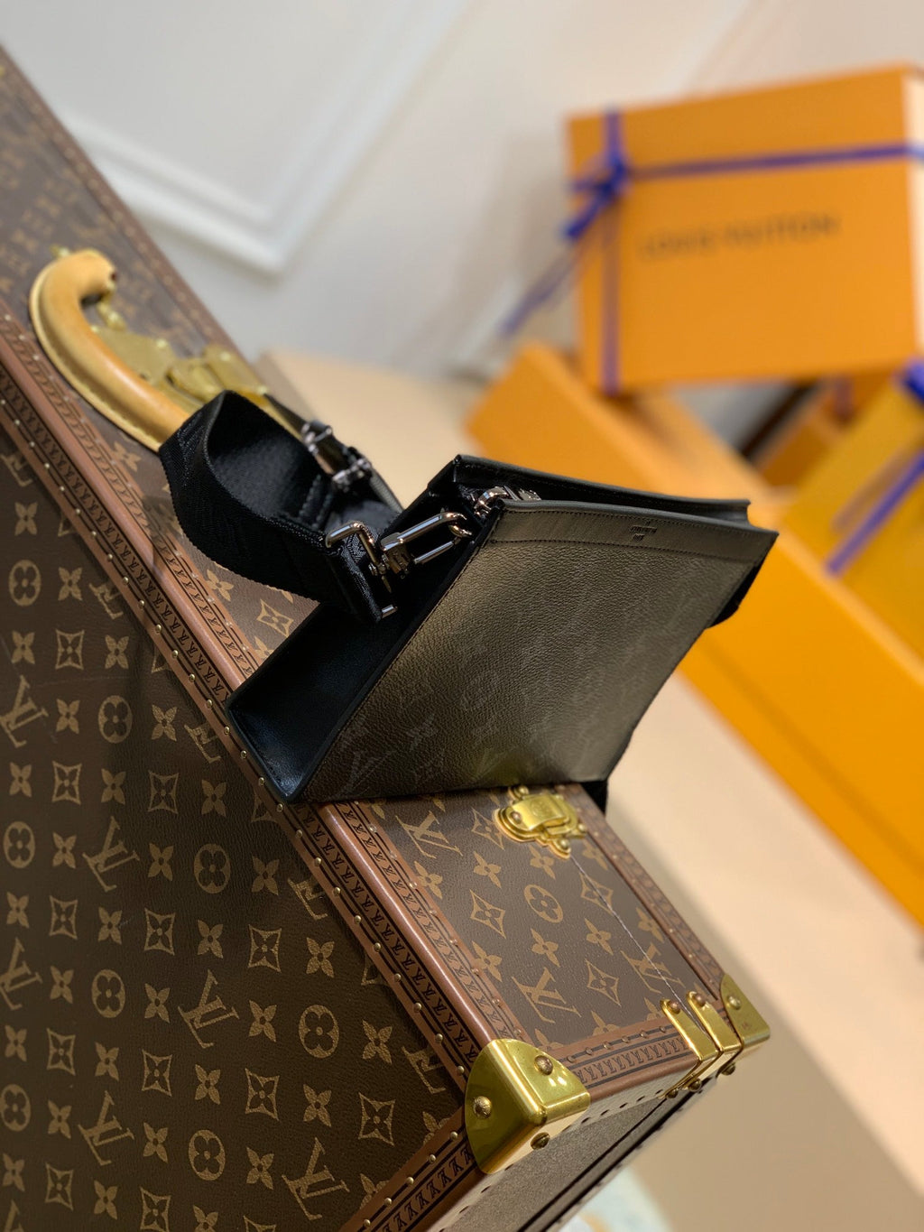 ANPHA Tragbare Geldbörse 18 Zoll Schwarz Monogramm Eclipse Reverse Kalbsleder