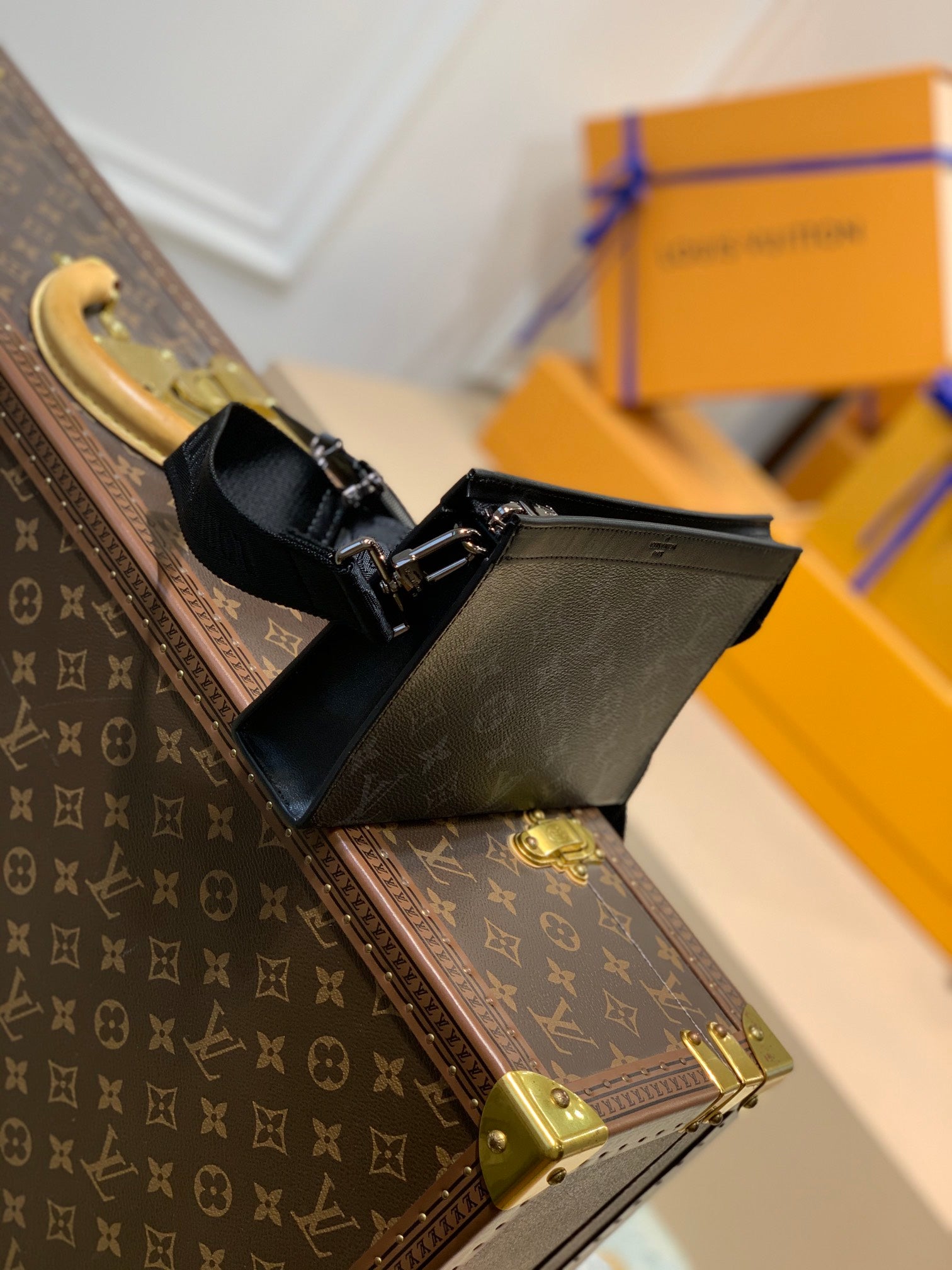 ANPHA Tragbare Geldbörse 18 Zoll Schwarz Monogramm Eclipse Reverse Kalbsleder