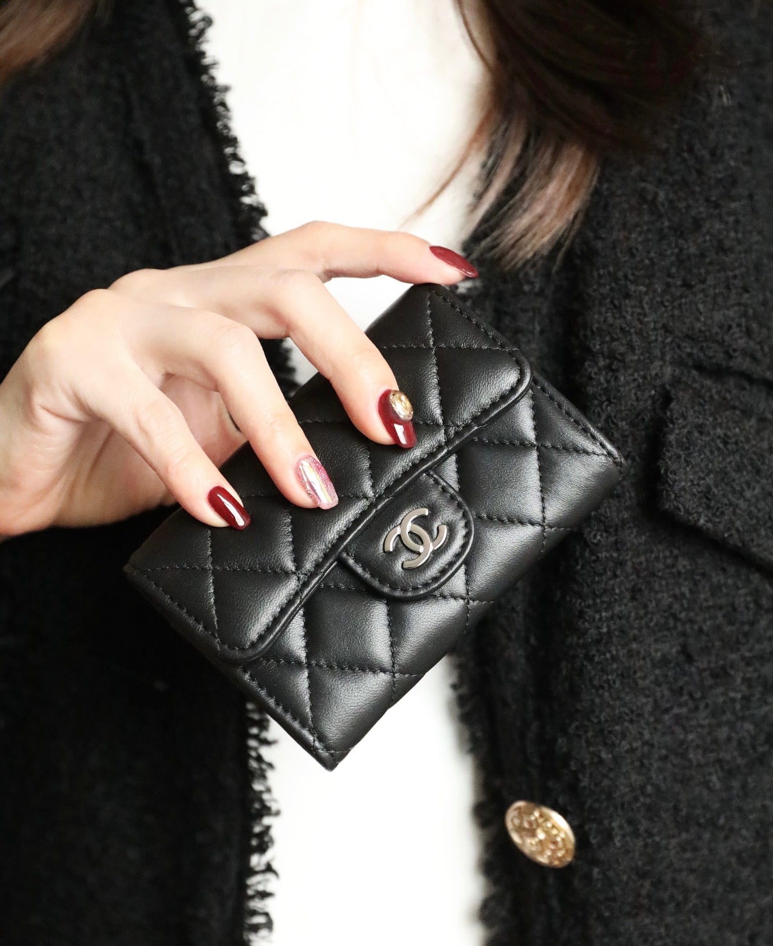 Kartenetui mit Klappe, 11,3 cm, schwarzes Kalbsleder, silbernes Symbol