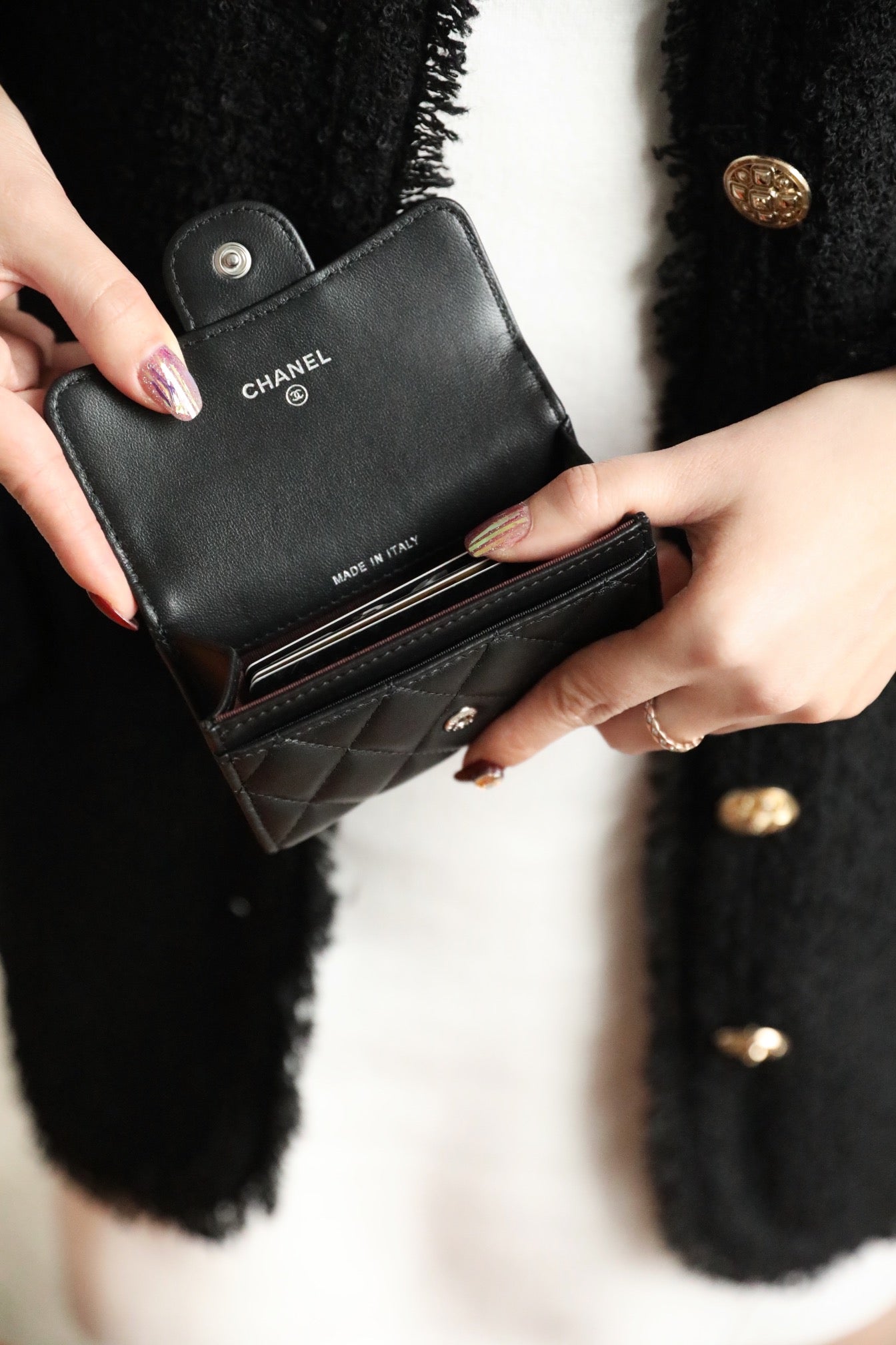 Kartenetui mit Klappe, 11,3 cm, schwarzes Kalbsleder, silbernes Symbol