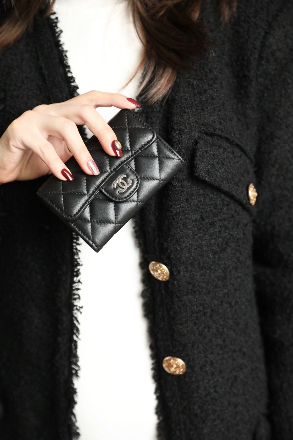 Kartenetui mit Klappe, 11,3 cm, schwarzes Kalbsleder, silbernes Symbol