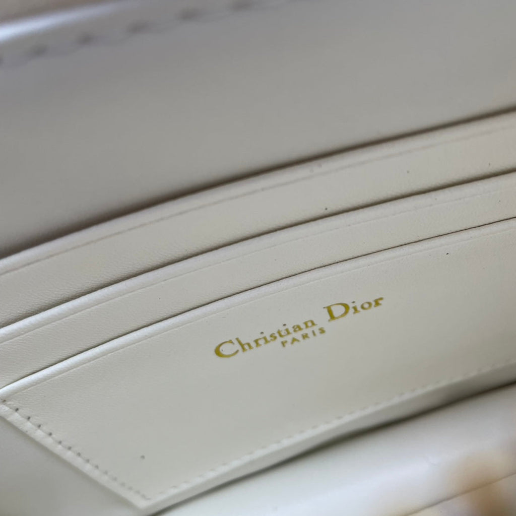 CARO POUCH 19 TASCHE AUS WEISSEM KALBSLEDER