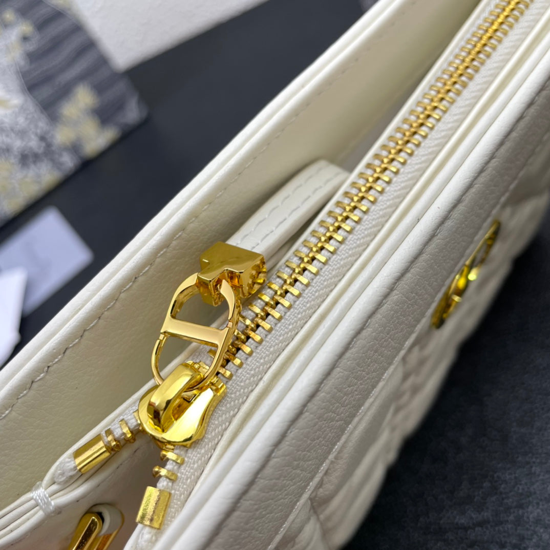 CARO POUCH 19 TASCHE AUS WEISSEM KALBSLEDER