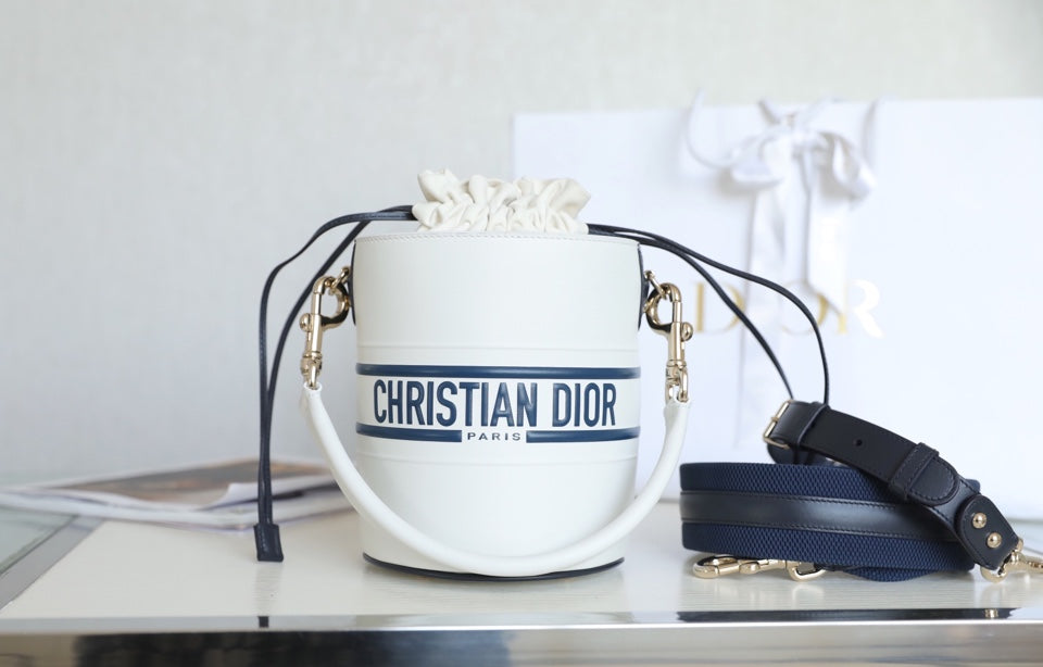 VIBE 18 Bucket Bag aus weißem Kalbsleder