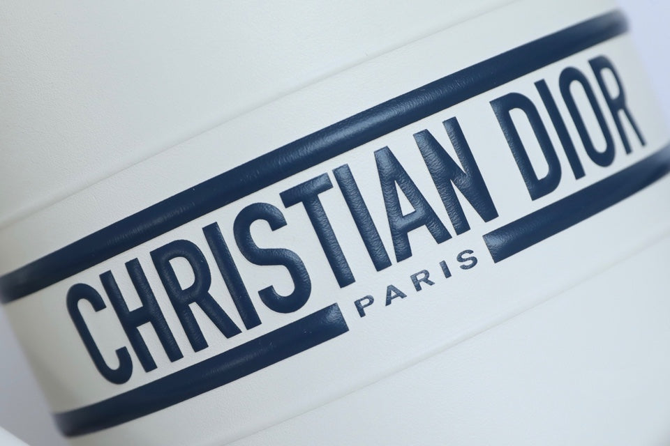 VIBE 18 Bucket Bag aus weißem Kalbsleder