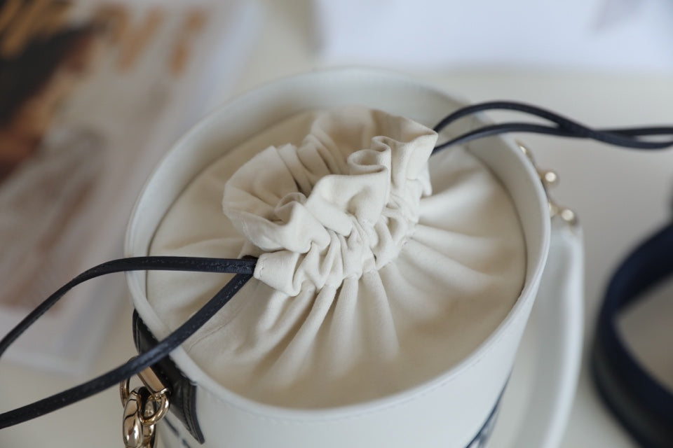 VIBE 18 Bucket Bag aus weißem Kalbsleder