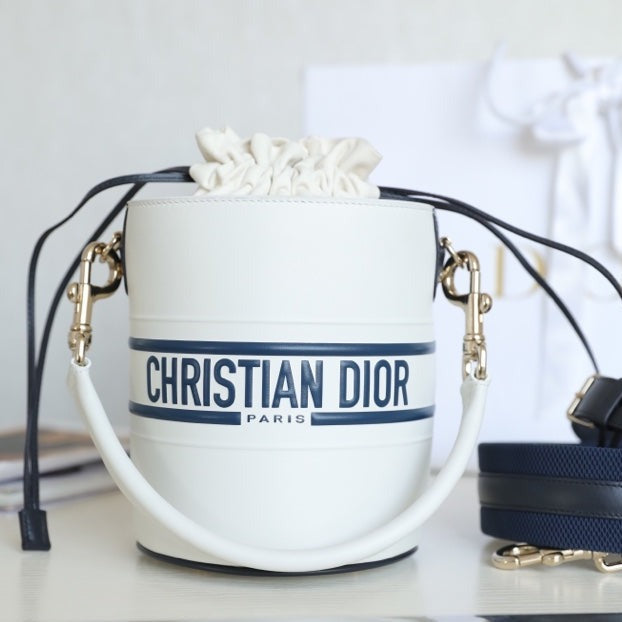 VIBE 18 Bucket Bag aus weißem Kalbsleder