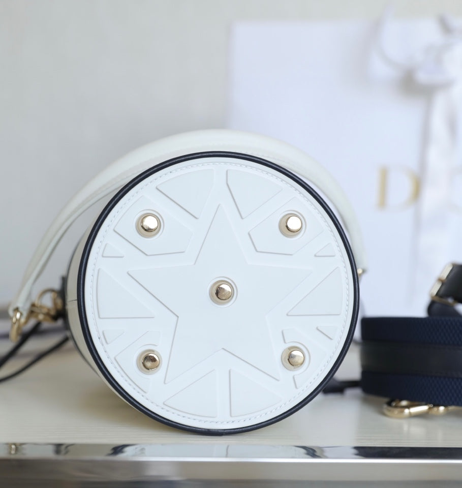 VIBE 18 Bucket Bag aus weißem Kalbsleder