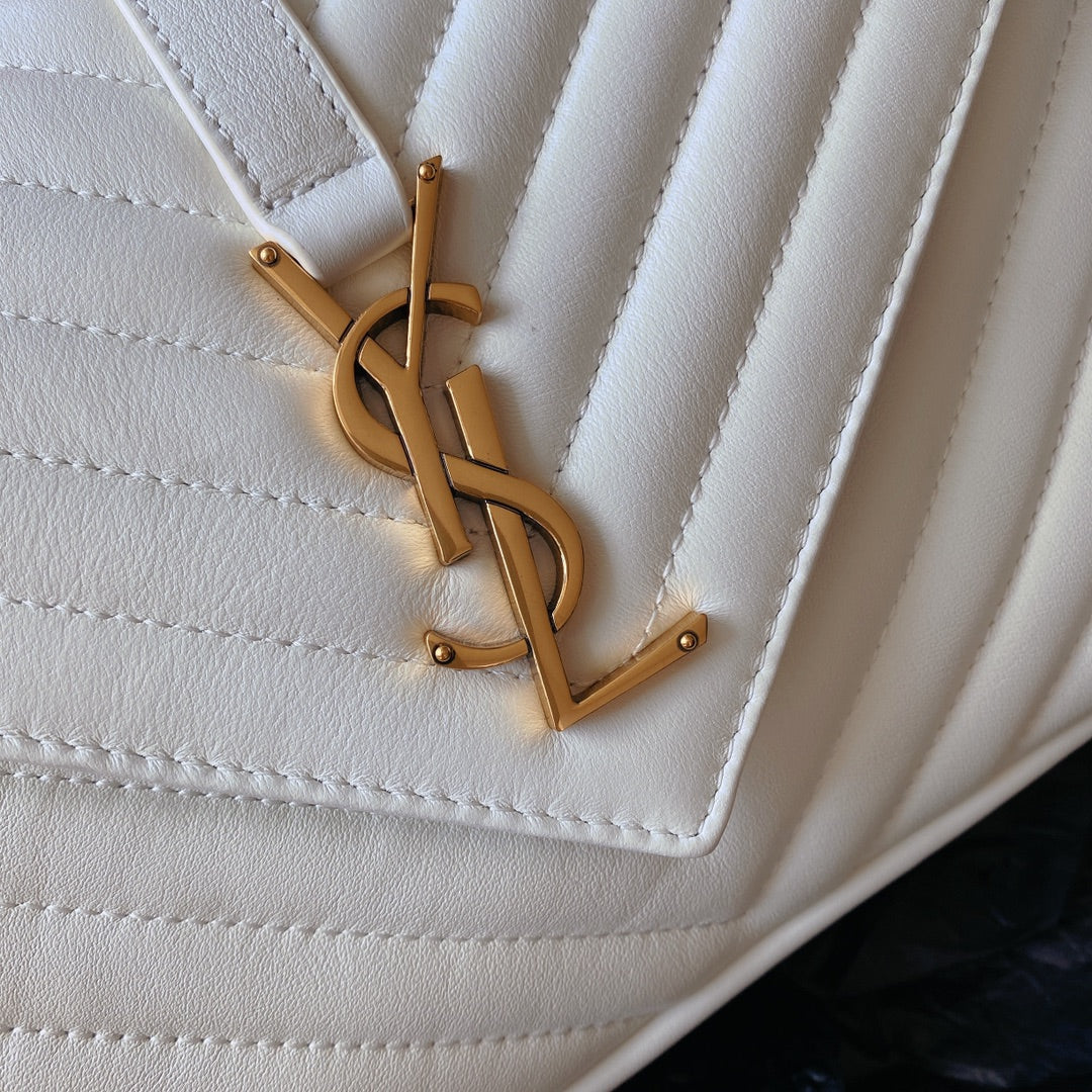 COLLEGE MEDIUM 24 IN WEISSEM LAMMLEDER GOLDENE BESCHLÄGE