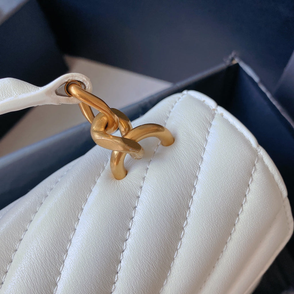 COLLEGE MEDIUM 24 IN WEISSEM LAMMLEDER GOLDENE BESCHLÄGE