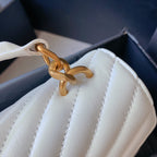 COLLEGE MEDIUM 24 IN WEISSEM LAMMLEDER GOLDENE BESCHLÄGE