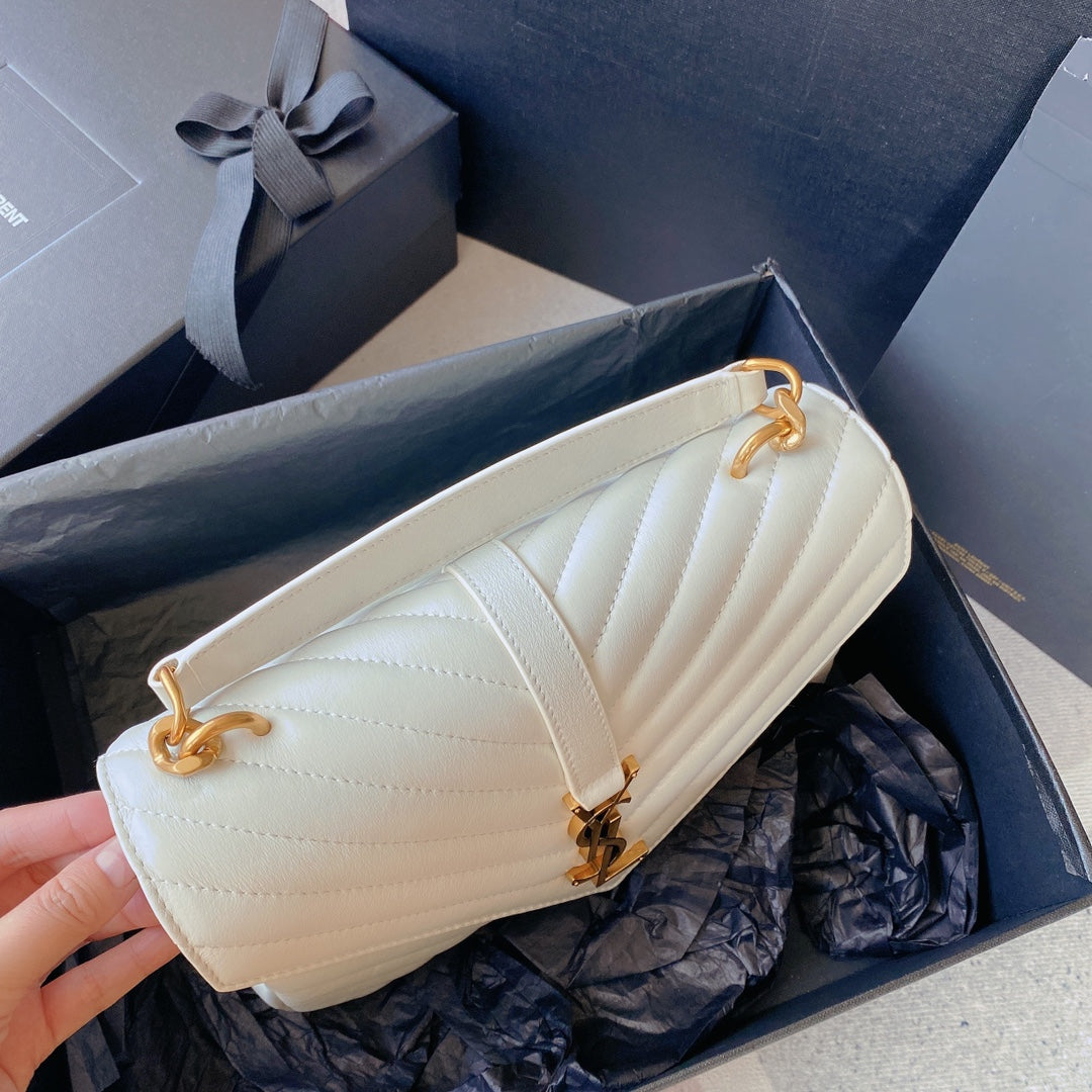 COLLEGE MEDIUM 24 IN WEISSEM LAMMLEDER GOLDENE BESCHLÄGE