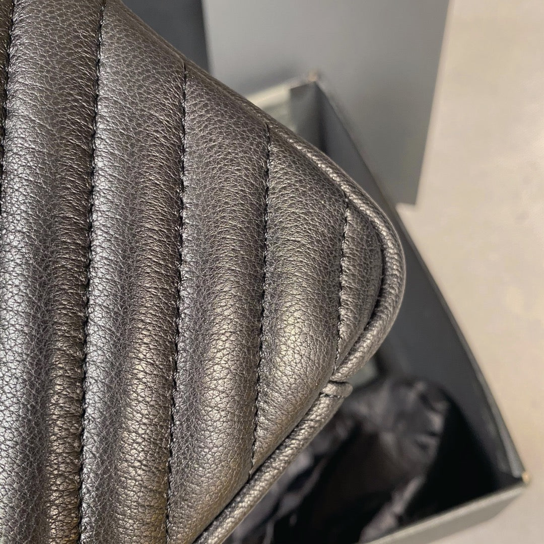 COLLEGE MEDIUM 24 IN SCHWARZEM LAMMLEDER GOLDENE HARDWARE