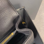 COLLEGE MEDIUM 24 IN SCHWARZEM LAMMLEDER GOLDENE HARDWARE