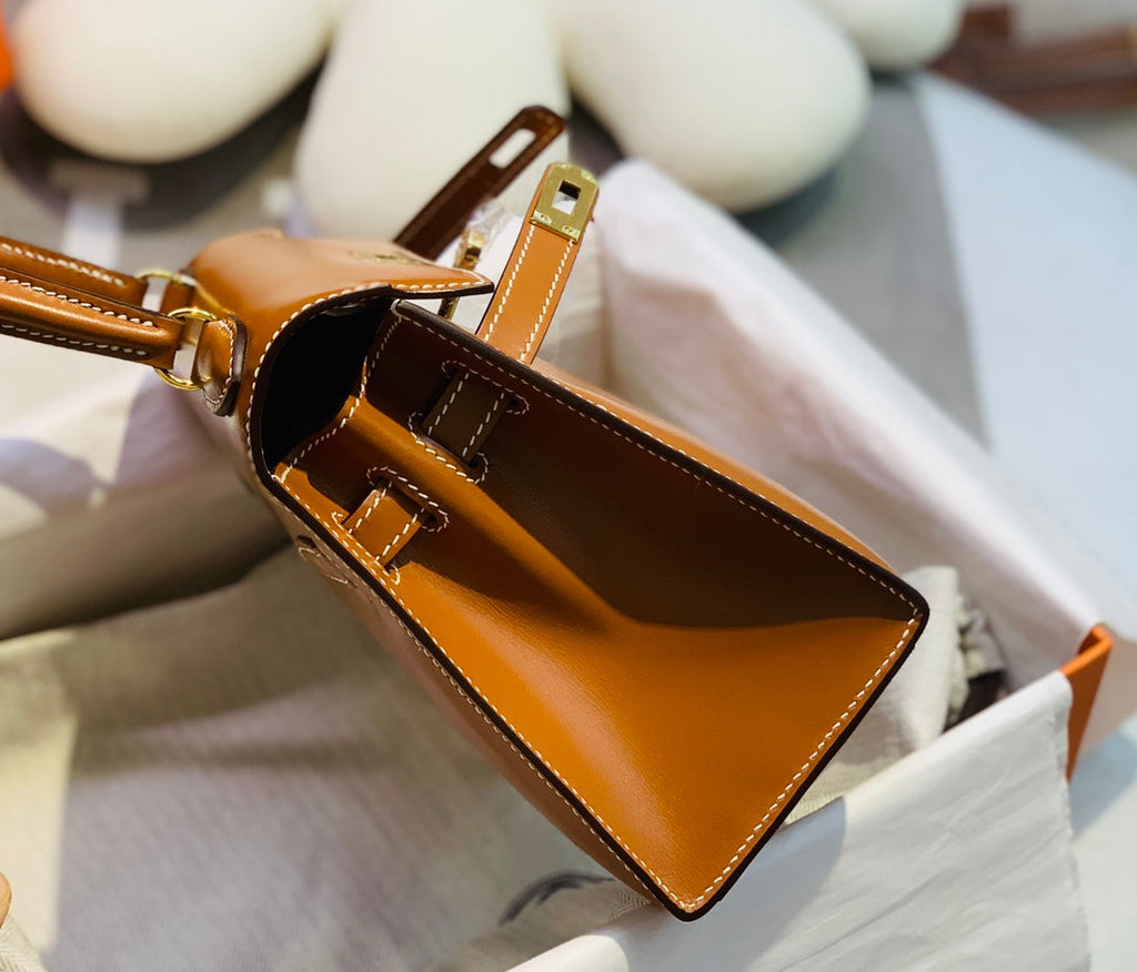 KELLY MINI 20 TASCHE IN BRONZEBRAUNEM GLATTEM KALBSLEDER MIT GOLDENEN BESCHLÄGEN (AUF BESTELLUNG GEFERTIGT)