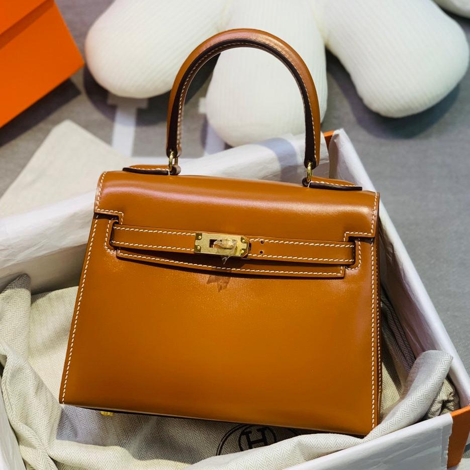 KELLY MINI 20 TASCHE IN BRONZEBRAUNEM GLATTEM KALBSLEDER MIT GOLDENEN BESCHLÄGEN (AUF BESTELLUNG GEFERTIGT)