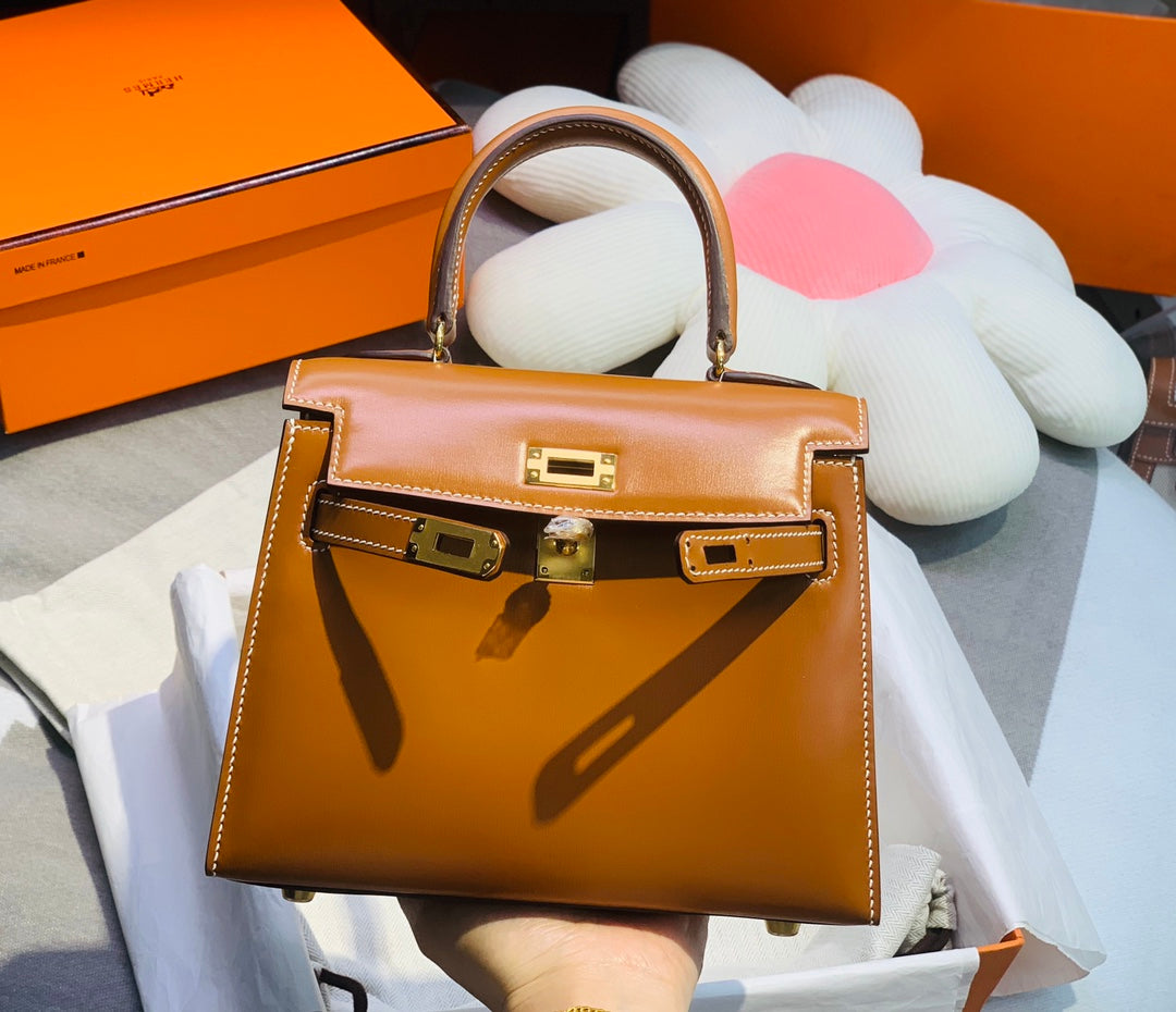 KELLY MINI 20 TASCHE IN BRONZEBRAUNEM GLATTEM KALBSLEDER MIT GOLDENEN BESCHLÄGEN (AUF BESTELLUNG GEFERTIGT)