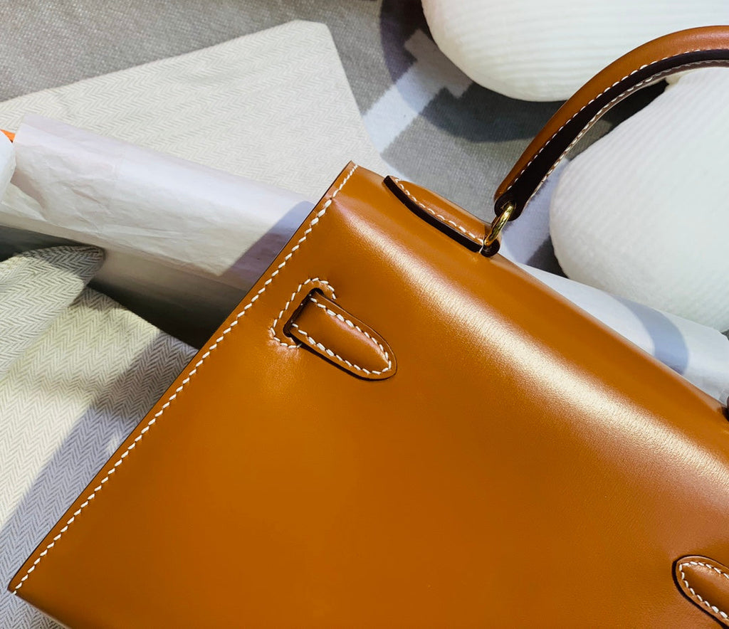 KELLY MINI 20 TASCHE IN BRONZEBRAUNEM GLATTEM KALBSLEDER MIT GOLDENEN BESCHLÄGEN (AUF BESTELLUNG GEFERTIGT)