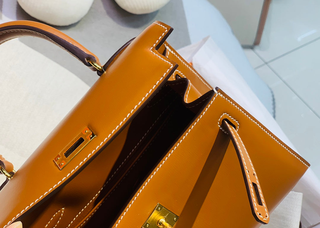 KELLY MINI 20 TASCHE IN BRONZEBRAUNEM GLATTEM KALBSLEDER MIT GOLDENEN BESCHLÄGEN (AUF BESTELLUNG GEFERTIGT)