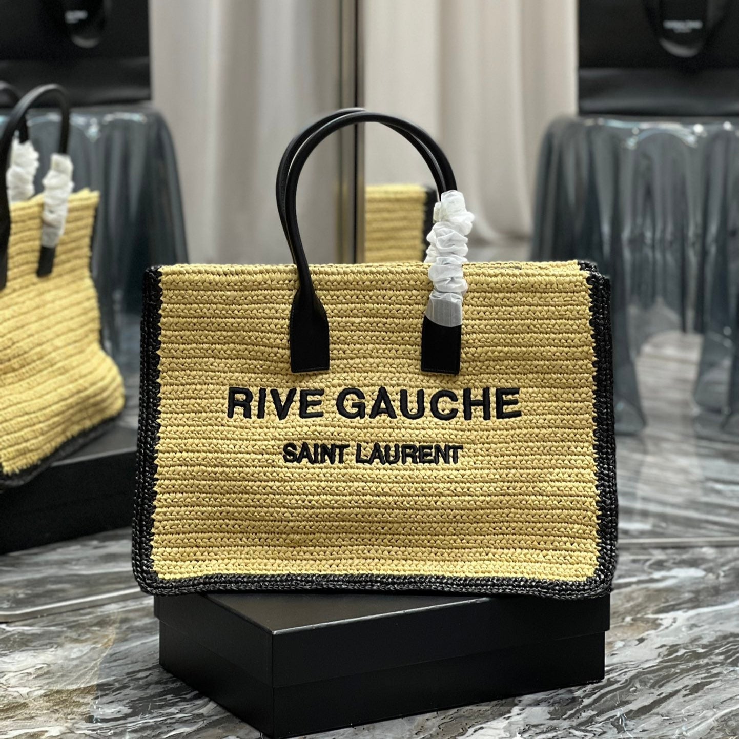 RIVE GAUCHE Tragetasche 48 Zoll in Hellgelb mit schwarzem Besatz aus Raffia