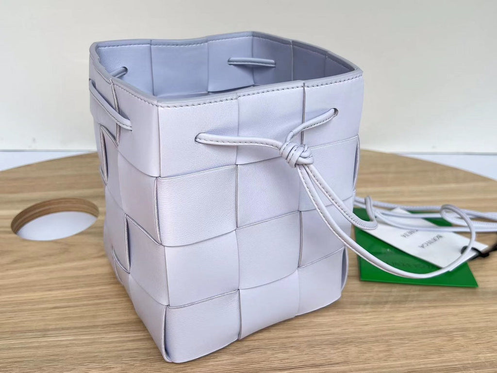 KLEINER KASSETTEN-BUCKET 18 IN HELLLILA KALBSLEDER