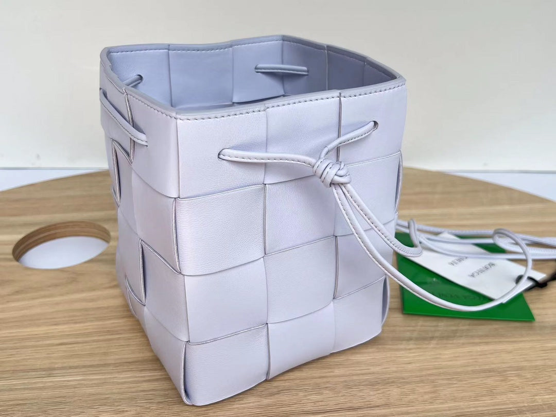 KLEINER KASSETTEN-BUCKET 18 IN HELLLILA KALBSLEDER