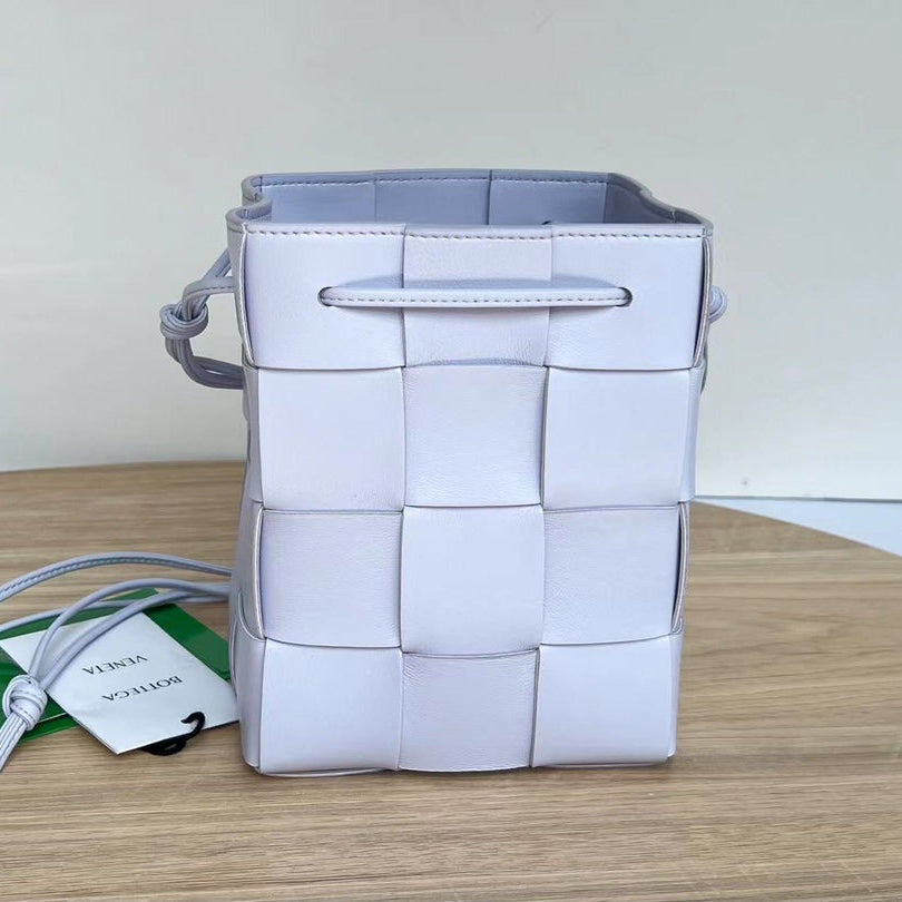 KLEINER KASSETTEN-BUCKET 18 IN HELLLILA KALBSLEDER