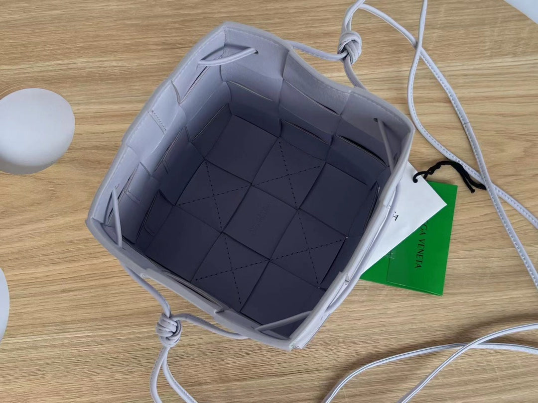 KLEINER KASSETTEN-BUCKET 18 IN HELLLILA KALBSLEDER