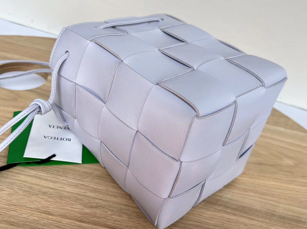 KLEINER KASSETTEN-BUCKET 18 IN HELLLILA KALBSLEDER