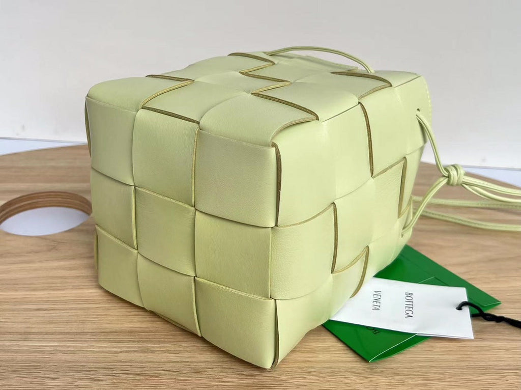 KLEINER KASSETTEN-BUCKET 18 IN PASTELGELBES KALBSLEDER