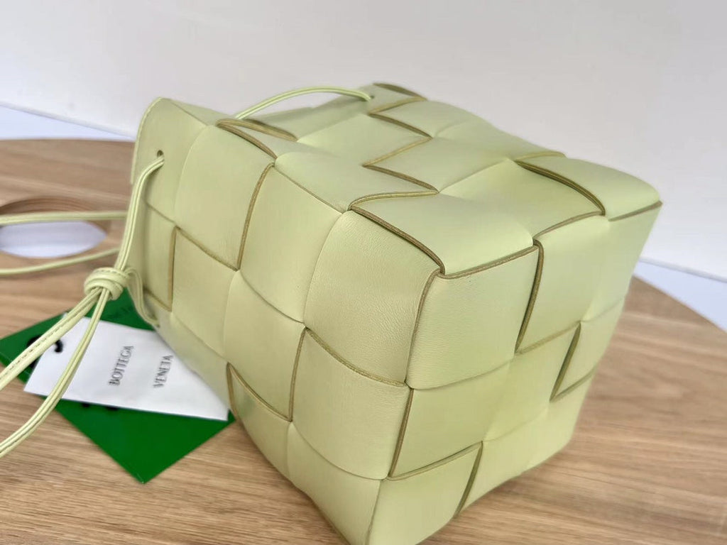 KLEINER KASSETTEN-BUCKET 18 IN PASTELGELBES KALBSLEDER